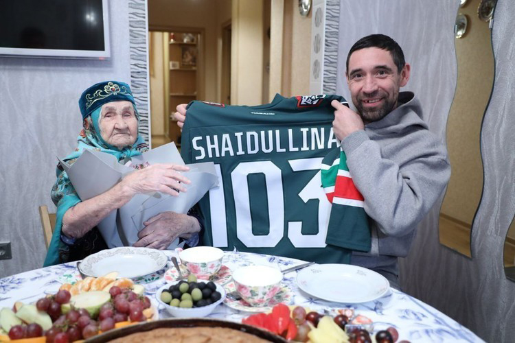 Недавно Зарипов ездил к 103-летней болельщице «Ак Барса» Хадиче Шайдуллине — поздравил её с днём рождения