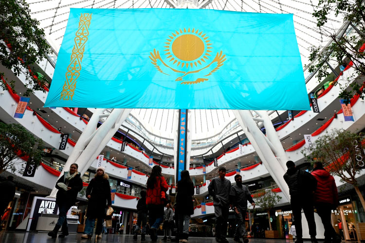 «Казахстан очень боится попасть под какие-то жесткие санкции США и Евросоюза, которые те обрушили на Россию. Поэтому Казахстан, как и многие другие, старается как-то минимизировать свои отношения с Россией»