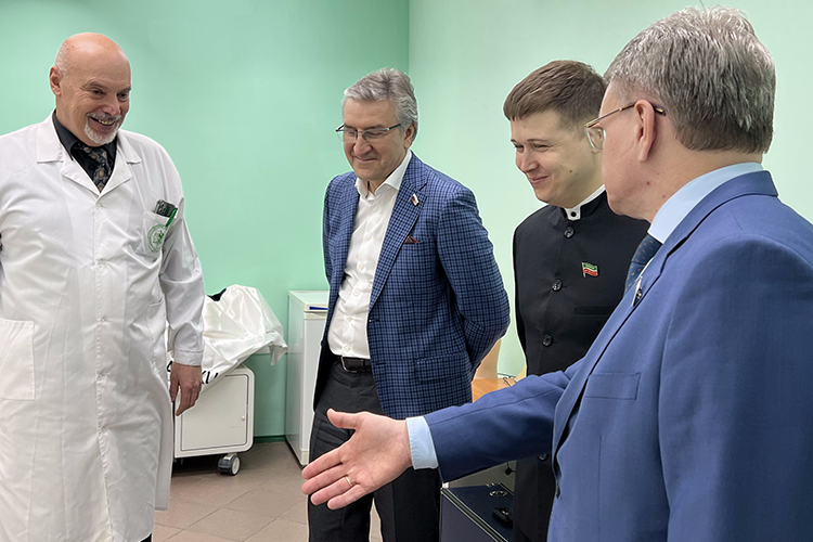 Депутат Госдумы РФ Айрат Фаррахов выразил уверенность, что ребята быстро смогут стать помощниками врачей и предложил прочитать вводную лекцию