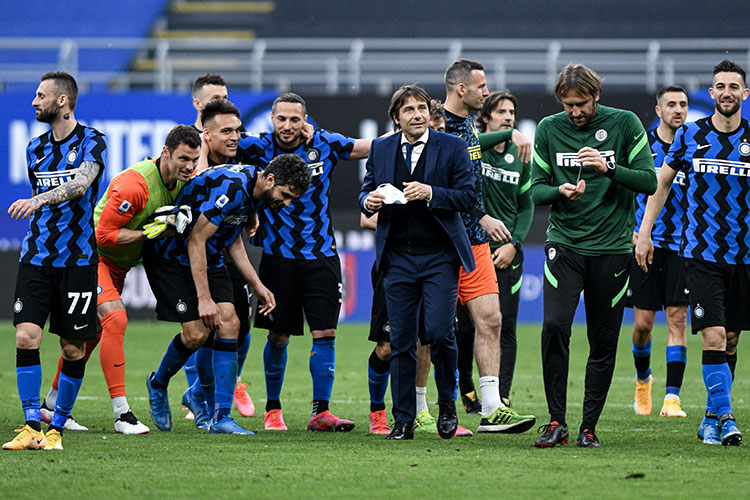 Со схемой в 5-3-2 и переходом в 3-5-2 играл «Интер» Антонио Конте, который становился чемпионом Италии и выходил в финал Лиги Европы