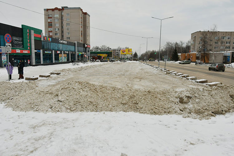 18 января площадь парковки перед ТЦ «Лагуна» в Елабуге, которая вмещает около сотни машин, оградили бетонными блоками, чтобы расчистить от снега. Но уборка затянулась — со дня на день здесь заработает платная стоянка