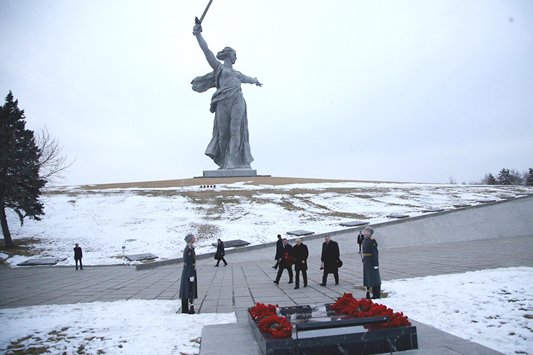 Владимир Путин посетил сегодня Волгоград по случаю празднования 80-летия разгрома советскими войсками немецко-фашистских войск под Сталинградом