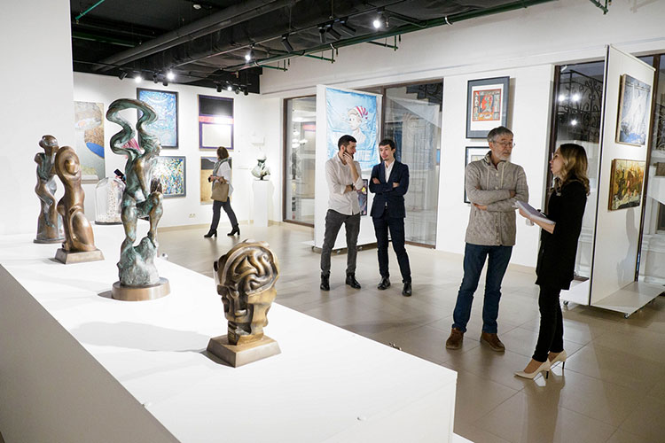 «Выставка «Время согнутых локтей» — это песня двух людей: художника и скульптора, опытного и молодого (но столь же талантливого) мастера»