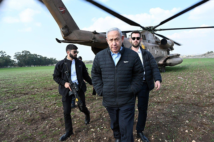 «Нетаньяху оказался сейчас в сложном положении. Значительные силы в Израиле выступают против него, хотя он легитимный премьер-министр и победил на выборах. Тем не менее противники все равно надеются сместить его и посадить в тюрьму»