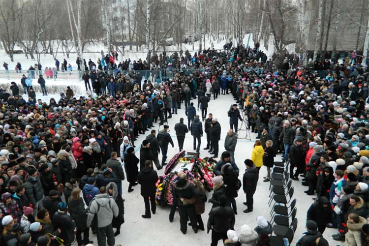 На похороны Василисы пришло 3 тыс. человек — панихиду пришлось проводить прямо в школе
