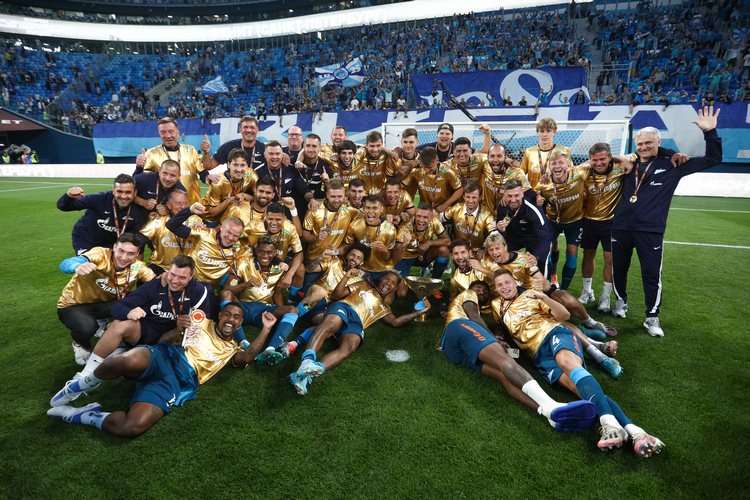 Игроки «Зенита» празднуют победу в матче за Суперкубок-2022
