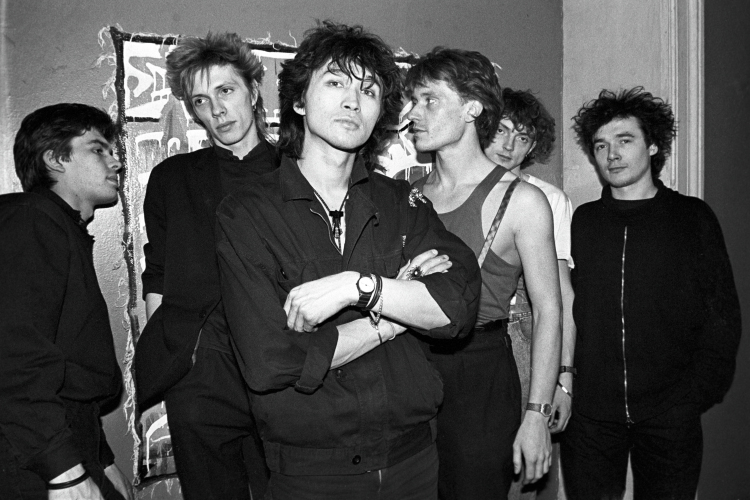 Лидер и вокалист рок-группы «Кино» Виктор Цой (в центре) со своими музыкантами (апрель 1988 г.)