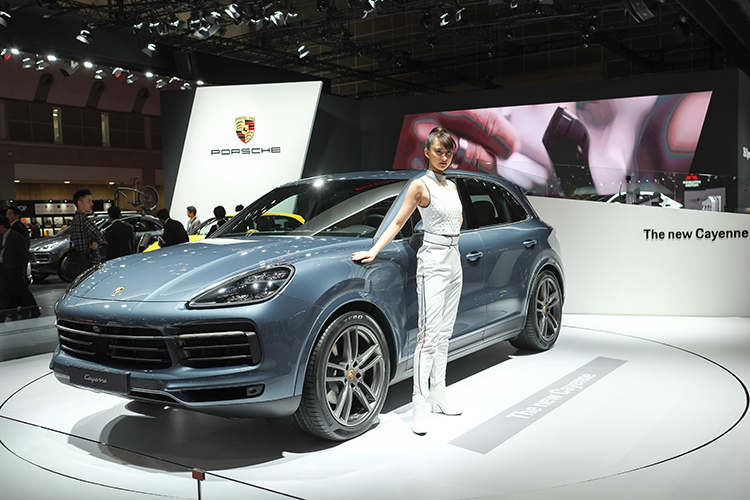 Porsche Cayenne в настоящее время можно приобрести, имея на руках от 11,9 млн рублей