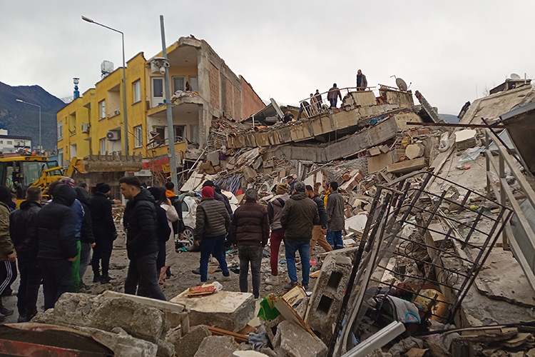 Мощное землетрясение магнитудой 7,8 произошло под утро на юго-востоке Турции недалеко от сирийской границы