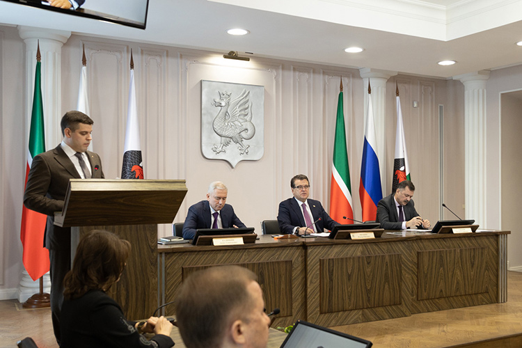Сегодня на утреннем совещании в исполкоме Казани оценивали масштабы работ капитального ремонта столичных соцобъектов в 2022 году