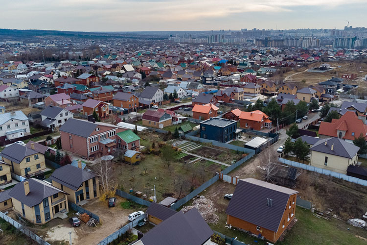 Конец 2022 года для рынка загородной недвижимости Казани ознаменовался жестким штилем. В декабре число сделок с ИЖС упало до 152 — это на 78% меньше, чем за аналогичный период 2021 года