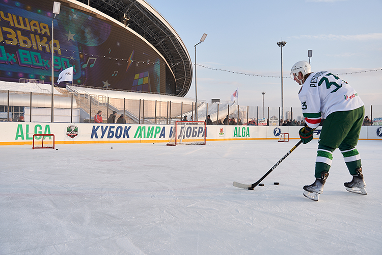 Перед третьим периодом на льду «Ак Барс Арены» провели хоккейный биатлон — скоростной забег с препятствиями, где в завершении нужно попадать по небольшого размера воротам