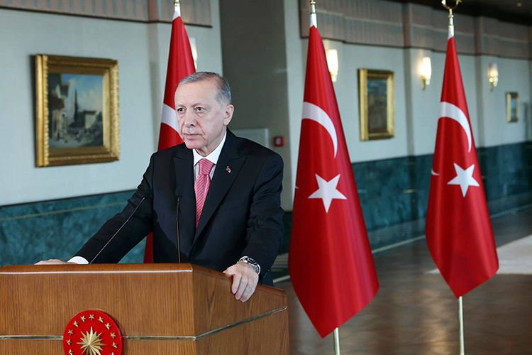 Канал «Сезон хамсинов» указывает, что Эрдоган в нынешних условиях может задействовать «экстраординарную опцию — отсрочку всеобщих выборов — на фоне землетрясения, тем самым выигрывая дополнительное время»