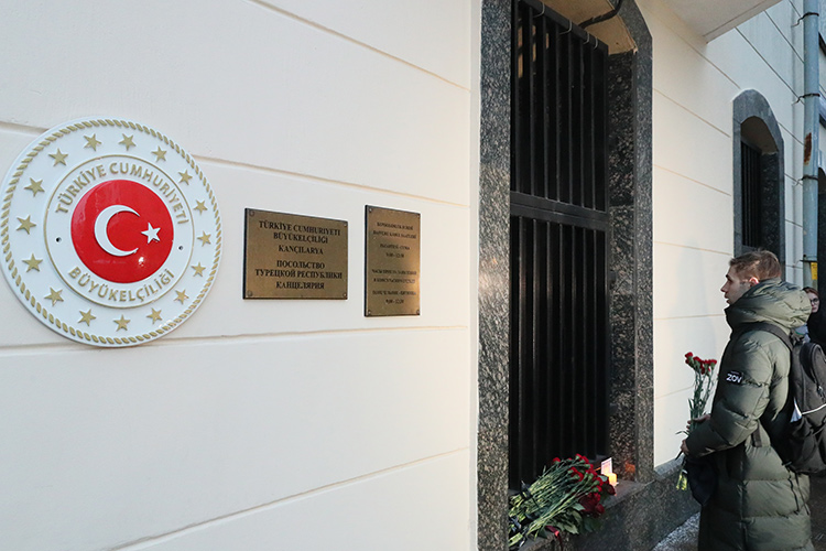 Цветы у посольства Турции в Москве в память о жертвах землетрясения