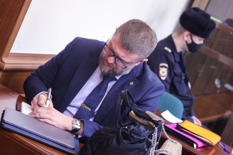Адвокат Доночкин еще раз подробно остановился на постановлении об отказе в возбуждении уголовного дела против Гафурова, которое было вынесено еще в 2002 году.