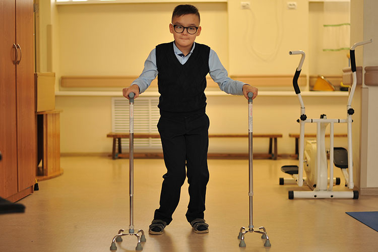 В 2018 году мальчику сделали операцию на ногах, это позволило снизить спастику мышц, и он начал ходить с поддержкой. Но мышцы у него еще слабые