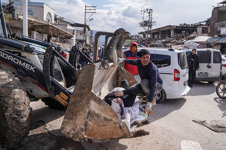 Четвертый день в Турции спасатели разбирают завалы, в надежде найти выживших после страшного землетрясения