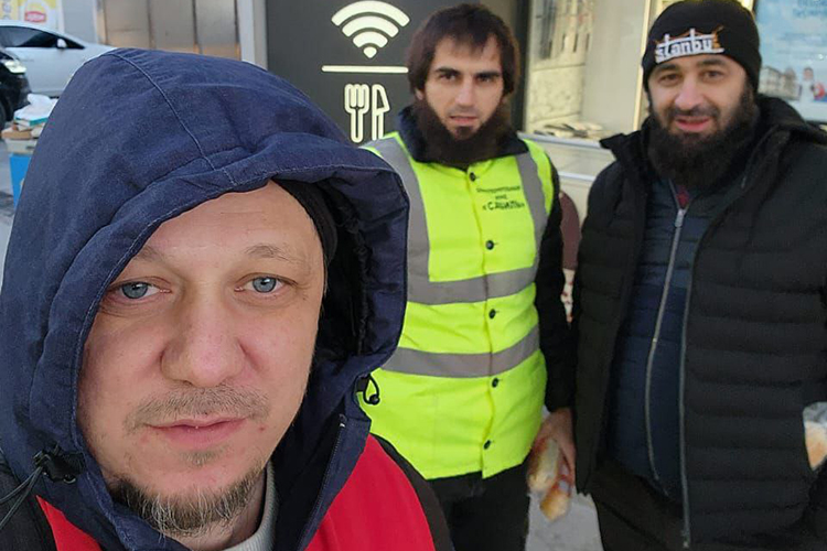 Отправился в зону землетрясения и известный казанский мусульманский блогер Расул Тавдиряков (на фото слева), автор телеграм-канала «Мулла из-за угла»