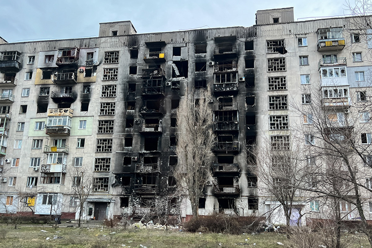 Сейчас окраины Северодонецка напоминают Грозный времен чеченской войны. Многоэтажки стоят, но мертвые
