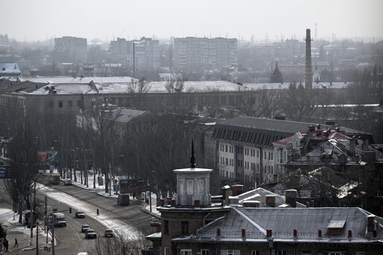 Вообще Луганск — типичный региональный центр самого базового российского небогатого региона. Здесь нет новых стеклянных жилых комплексов, нет масштабных развязок, метро, современных торговых центров