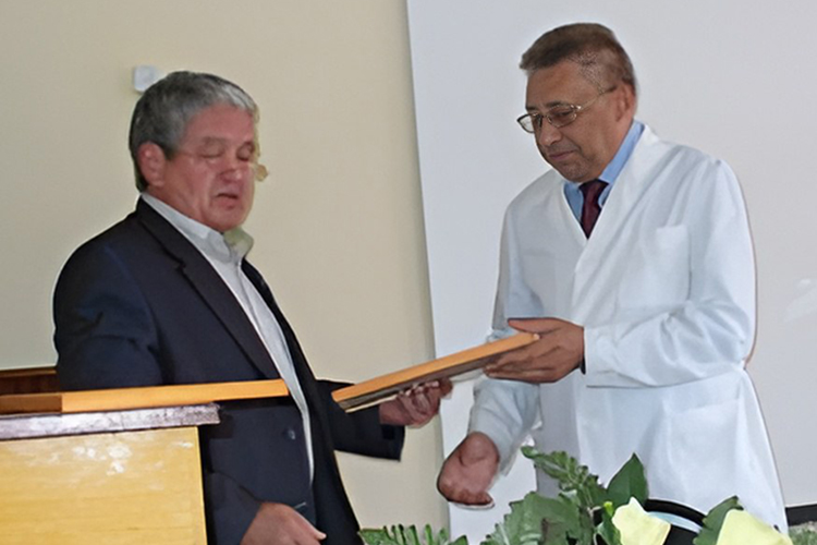 Двоюродный дядя супруги Миннуллина, Михаил Кормачев (на фото справа), с 1996 по 2022 был главным врачом РКБ № 3, а с 2002 по 2010 годы возглавил РКБ