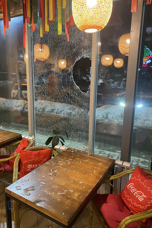 В ночь с субботы на воскресенье неизвестный разбил кирпичом витрину в кафе мексиканской кухни Gazon. В результате в стекле образовалась дыра диаметром в полметра, по всему полотну пошли трещины