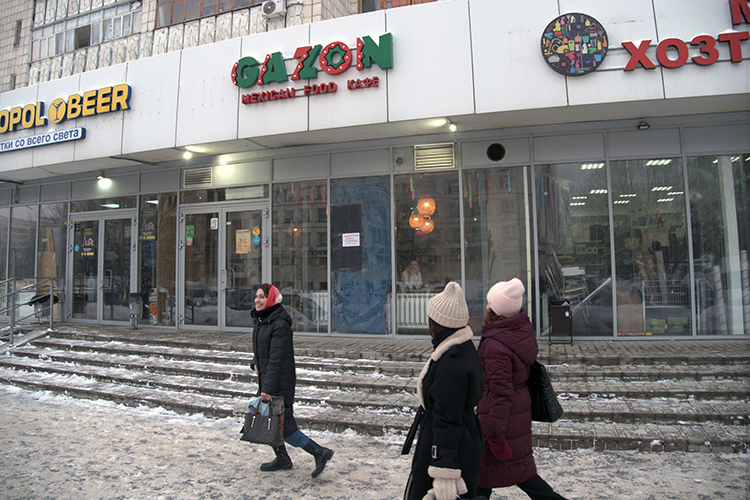 Проект Gazon появился в Казани в 2017 году как поп-ап проект на фудкортах дизайнерских маркетов и гастрономических фестивалях