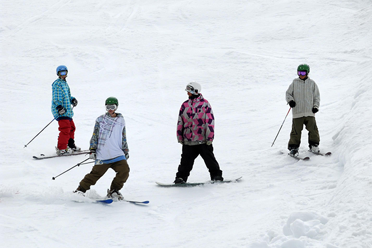 Рекордные цифры по турпотоку в этот зимний сезон показали горнолыжные курорты России: Шерегеш, Домбай, Чегет, Архыз