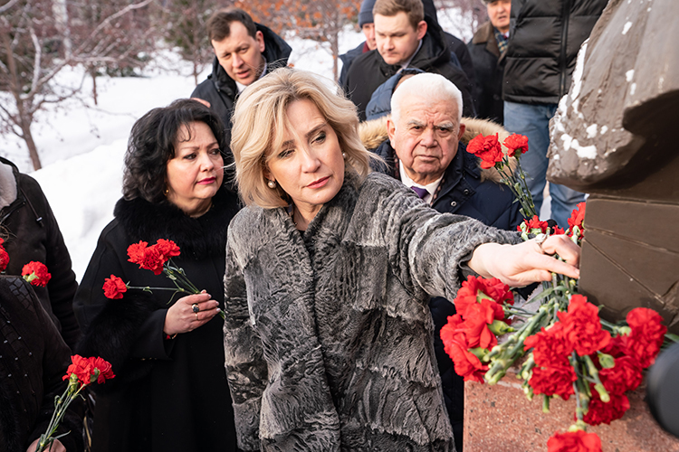 Перед началом заседания депутаты возложили цветы к памятнику Мусе Джалилю — сегодня исполнилось 117 лет со дня рождения татарского поэта