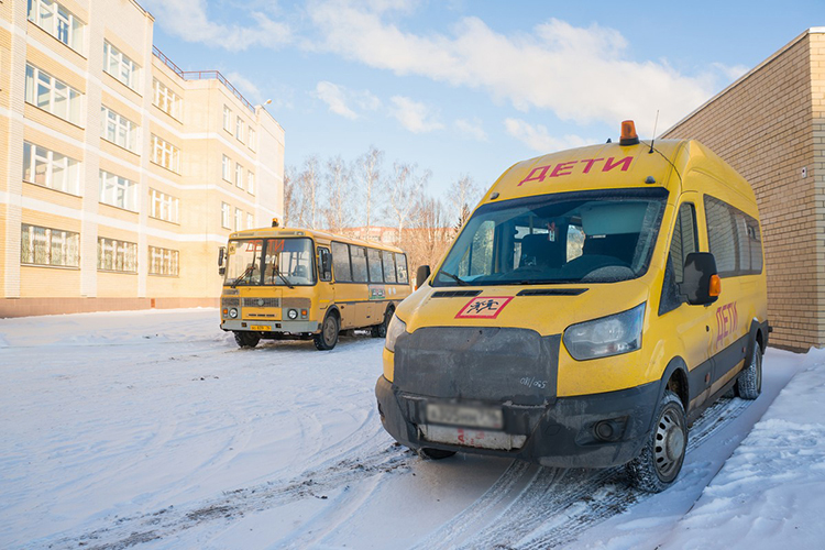 Муниципалитету не хватает денег для организации школьных перевозок на автобусах. По словам Хисамутдинова, выделяемых республикой средств хватает лишь на четыре месяца, а остальное район покрывает за свой счет