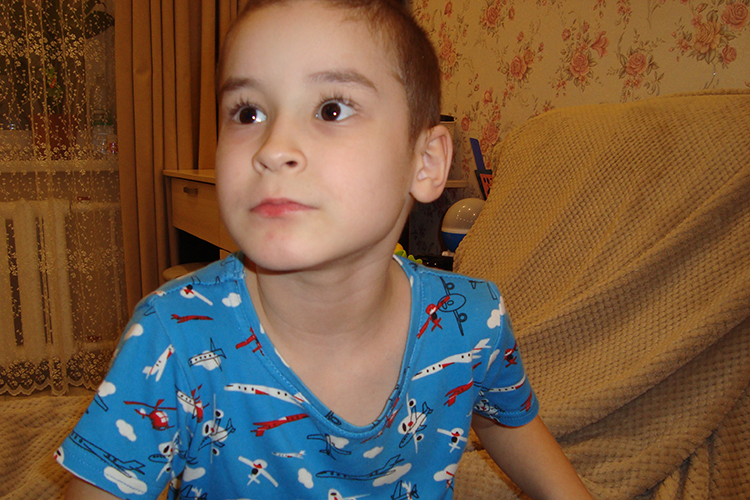 У шестилетнего Амира Давлетшина из Казани аутизм. Он будто отделен от всех незримой стеной, живет в «своем мире»