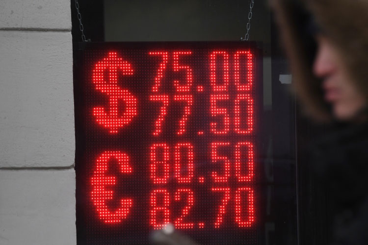 За последнюю неделю рубль резко подешевел к доллару и евро