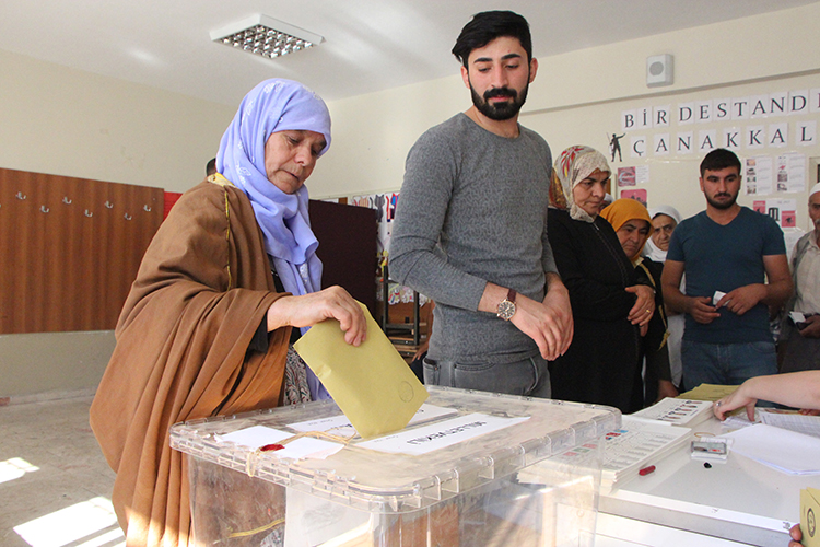 Как сообщает Habertürk, выборы в Турции могут отложить на срок от 6 месяцев до года