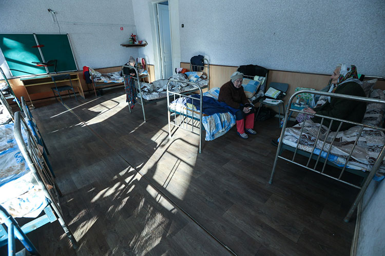 Пункт временного размещения в Лисичанске развернулся в школе № 24. Здесь находятся те люди, которые лишились крова, у кого нет отопления, а также инвалиды и пожилые люди