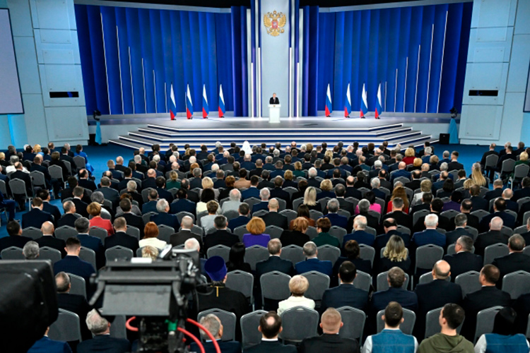 Зал аплодировал президенту 53 раза, четыре из них — стоя. Мы собрали 10 главных тезисов Владимира Путина