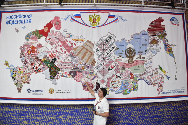 Вышитая карта России, представленная на Петербургском международном экономическом форуме в прошлом году