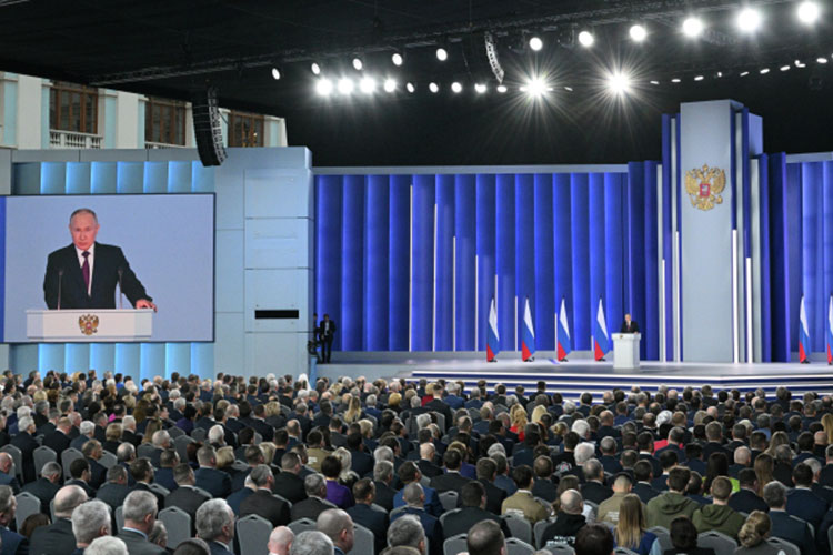 Я обратил внимание на то, что когда прозвучало предложение Путина об СНВ, то, несмотря на аплодисменты, встали только несколько человек из зала. Хотя за время всего послания зал вставал несколько раз