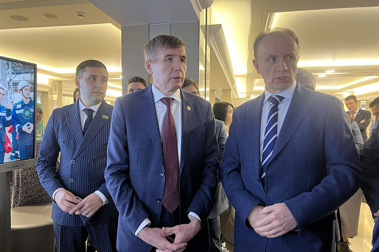 Гендиректора Татнефти Наиля Маганова на сессии, как обычно, не было, присутствовал член правления СИБУР, гендиректор «Нижнекамскнефтехима» Игорь Климов (на фото справа)