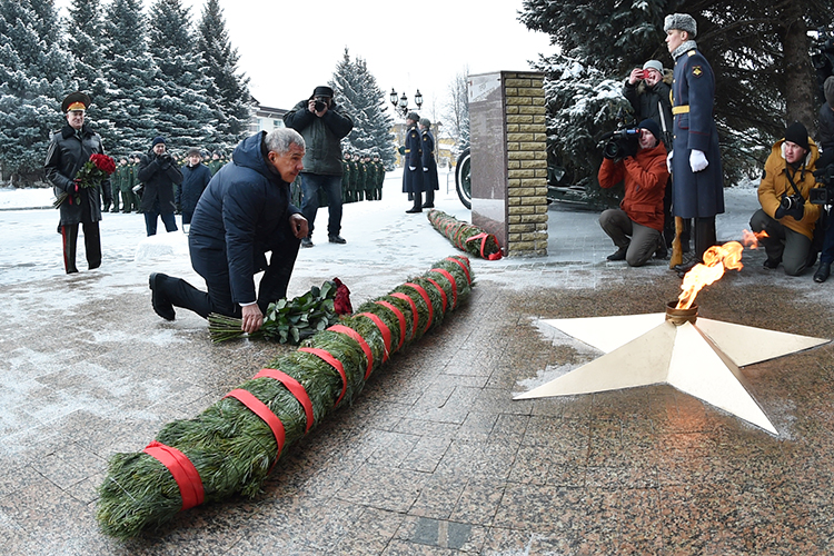 По завершении выступления отца Героя России состоялась церемония возложения цветов к монументу в честь героев-танкистов, расположенному почти напротив Аллеи