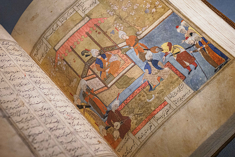 На выставке представлены страницы из известнейших литературных произведений Ирана
