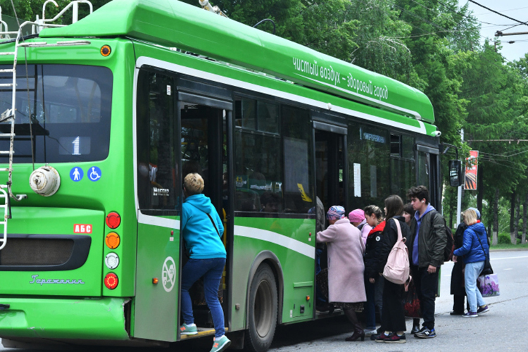 «Что до троллейбусов — то, если у города есть возможность поддержать контактную сеть, обновлять троллейбусы — это надо делать, и плевать на мировые тренды»