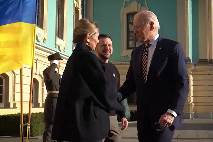 20 февраля, за день до послания Путина, президент США Джо Байден прибыл в Киев