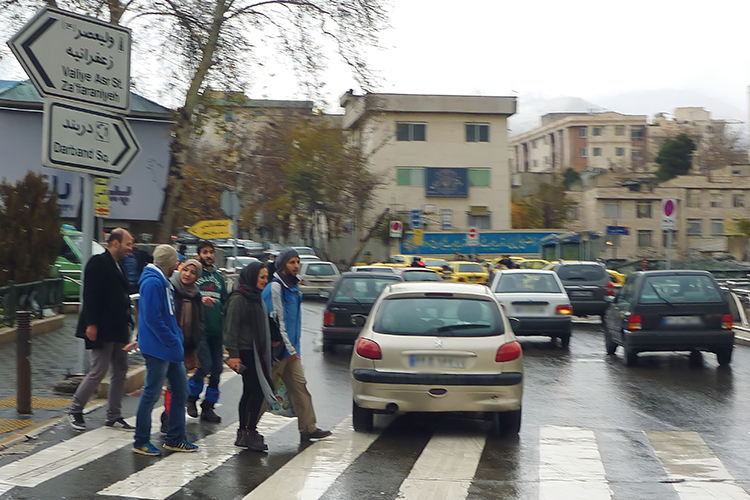 Автомобиль для иранца — это почти дом родной: из-за хронических пробок, особенно в больших городах, среднестатистический житель страны проводит в автомобиле по многу часов ежедневно