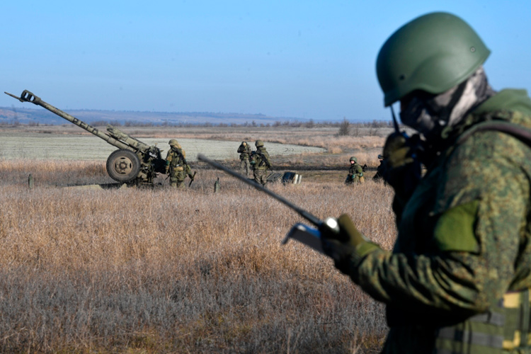 Российская артиллерия ночью ударила по стоянке техники украинских войск около Томиной Балки под Херсоном, сообщил источник РИА «Новости»