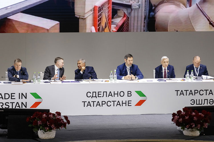 Промышленность страны осталась «слишком зависима от импортных технологий», признал в начале выступления Коробченко
