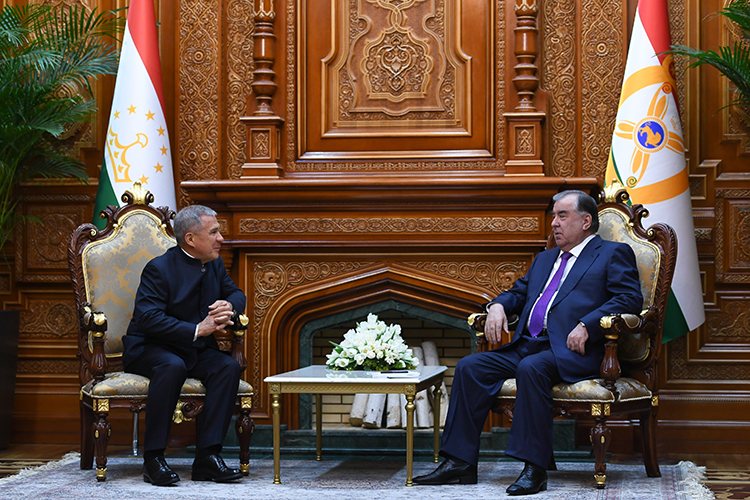 Утром в пятницу Минниханов встретился с президентом Таджикистана Эмомали Рахмоном. Как отметили в Казанском Кремле, Рахмон тепло поприветствовал гостя и «отметил настроенность на развитие контактов»
