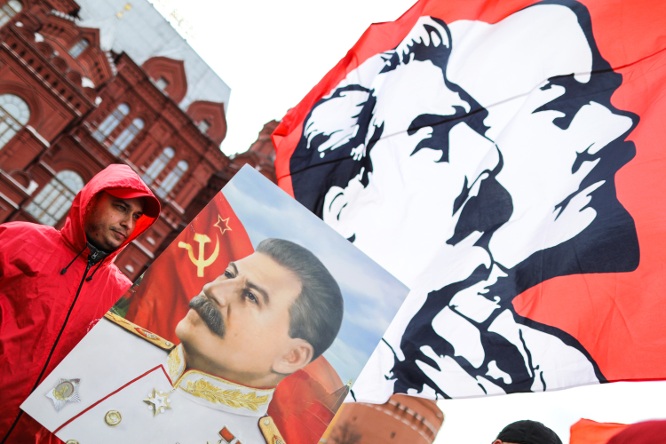 «Сталин понимал, что его культ как правителя будет неизбежен. Ведь до него почти такой же культ успел сложиться вокруг Ленина»
