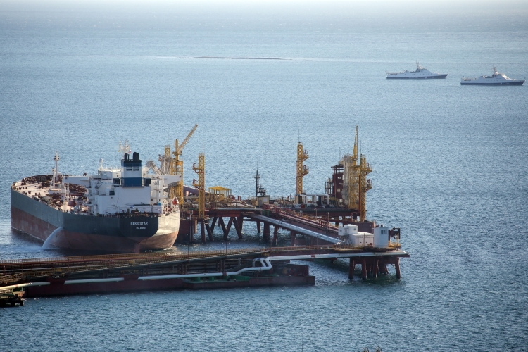 CNN сообщает, что Россия ежемесячно приобретает от 25 до 35 крупных танкеров, чтобы увеличить число судов для перевозки нефти в обход санкций. Кроме того, изменилась и география поставок: помимо Китая и Индии, важным покупателем российской нефти стала Африка