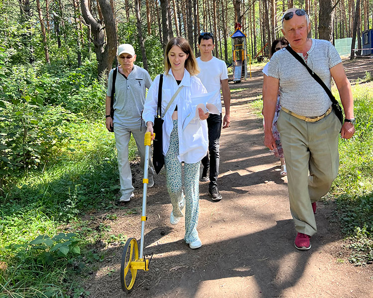 «Мы их (маршруты) делали не сами, мы консультировались с ориентировщиками челнинскими, прокладывали вместе с экологом и кардиологом, который проводит оздоровительные прогулки по лесу», — рассказала Дарья Климова