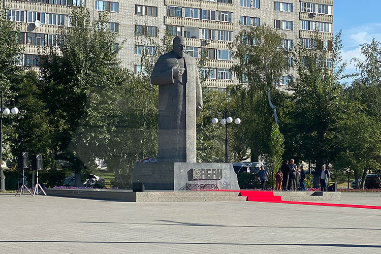 Памятник основоположнику казахской литературы Абаю Кунанбаеву в г. Семей